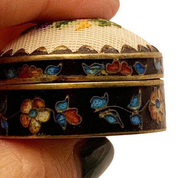 Vintage Petit Point Cloisonné Enamel Pill Box Embroidery Round Shape - Picture 2 of 9